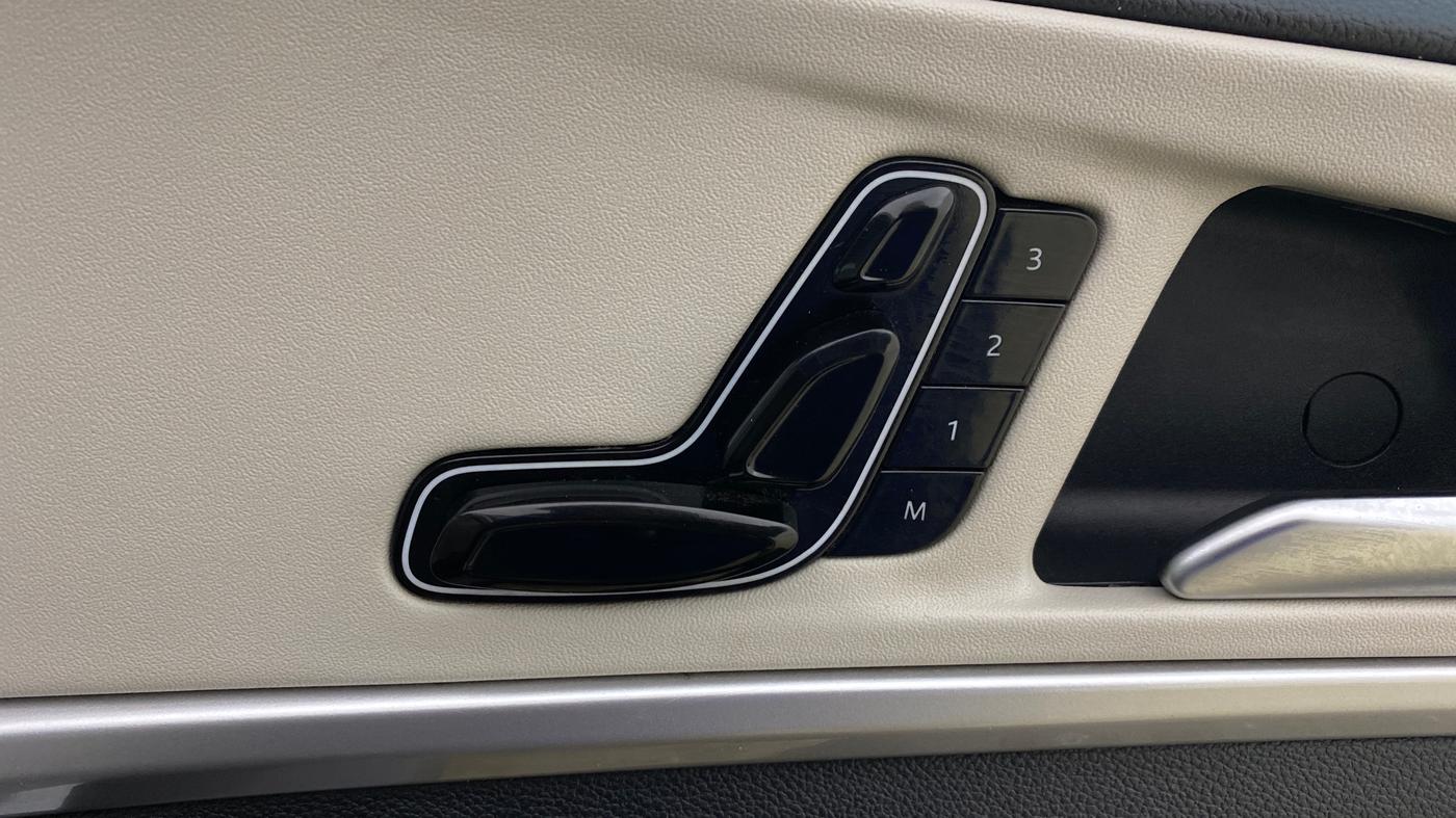 2021 Mahindra XUV700 AX 7 P MT 7 STR, Petrol, Manual, 1,32,878 km, Driver Side Adjustment Panel