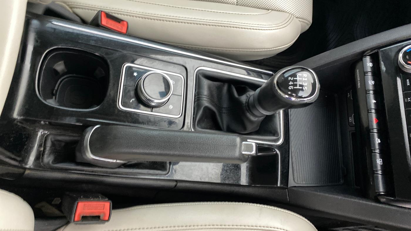 2021 Mahindra XUV700 AX 7 P MT 7 STR, Petrol, Manual, 1,32,878 km, Gear Lever
