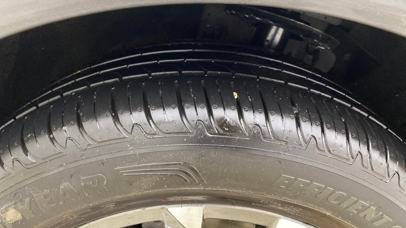 2021 Mahindra XUV700 AX 7 P MT 7 STR, Petrol, Manual, 1,32,878 km, Left Front Tyre Tread