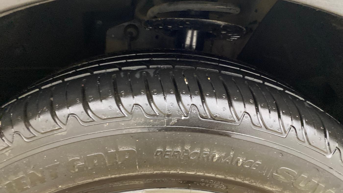 2021 Mahindra XUV700 AX 7 P MT 7 STR, Petrol, Manual, 1,32,878 km, Right Front Tyre Tread