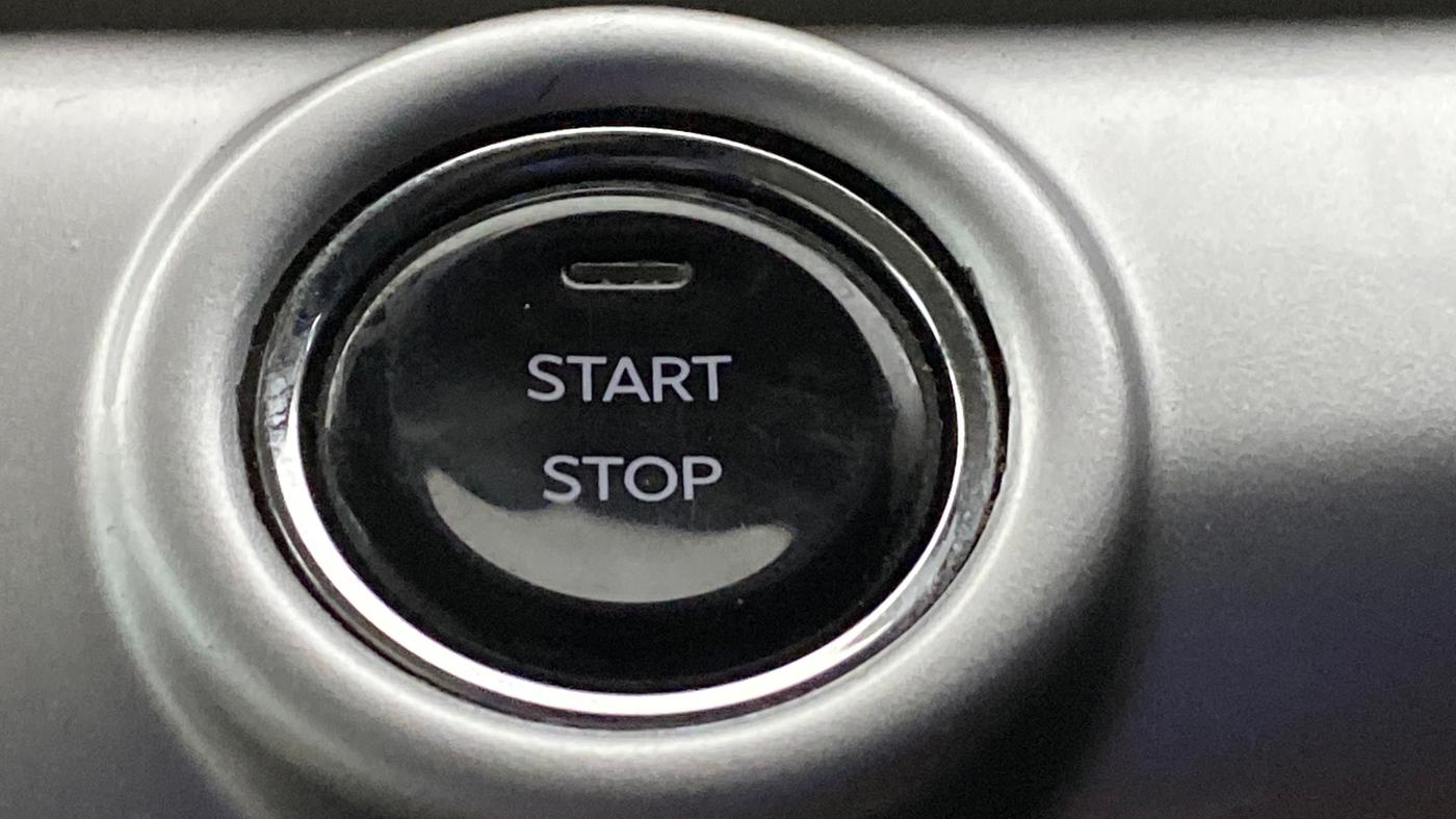 2021 Mahindra XUV700 AX 7 P MT 7 STR, Petrol, Manual, 1,32,878 km, Keyless Start/ Stop Button