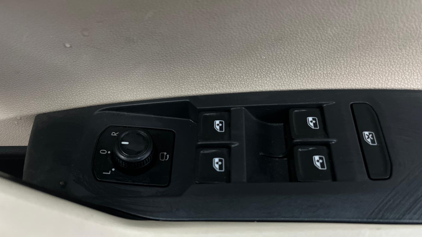 2022 Volkswagen VIRTUS HIGHLINE TSI 1.0 AT, Petrol, Automatic, 66,880 km, Driver Side Door Panels Control