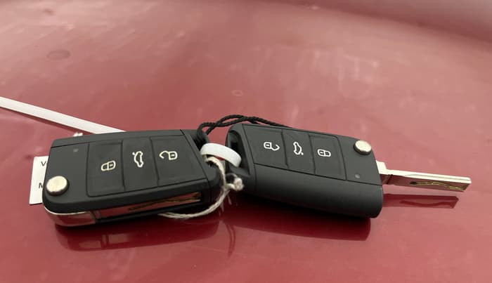 2022 Volkswagen VIRTUS HIGHLINE TSI 1.0 AT, Petrol, Automatic, 66,880 km, Key Close Up
