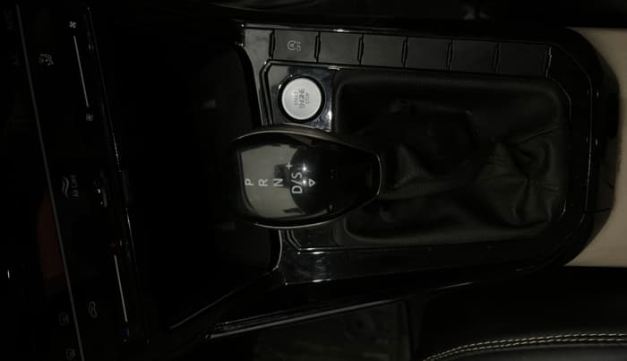 2022 Volkswagen VIRTUS HIGHLINE TSI 1.0 AT, Petrol, Automatic, 66,880 km, Gear Lever
