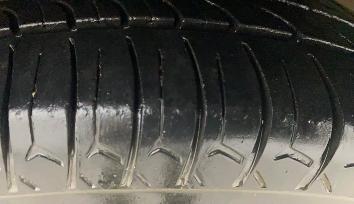 2013 Hyundai Eon ERA +, Petrol, Manual, 96,947 km, Left Front Tyre Tread