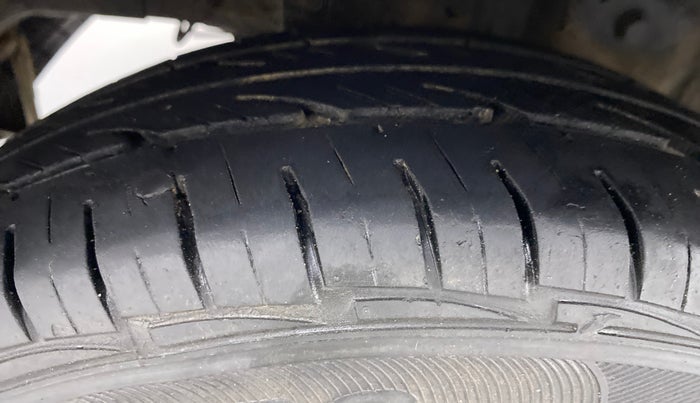 2012 Hyundai Eon D LITE PLUS, Petrol, Manual, 26,678 km, Right Rear Tyre Tread