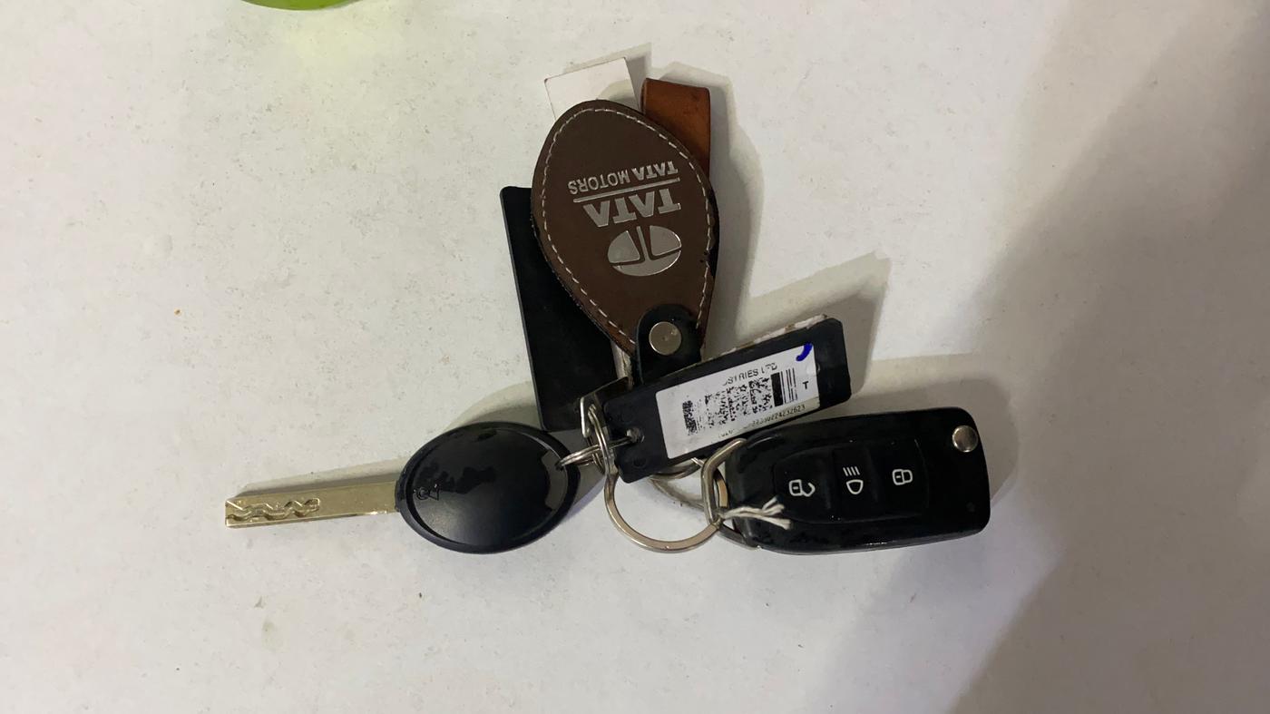 2024 Tata ALTROZ XM PLUS PETROL, Petrol, Manual, 42,134 km, Key Close Up
