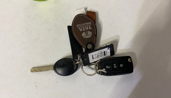 2024 Tata ALTROZ XM PLUS PETROL, Petrol, Manual, 42,048 km, Key Close Up