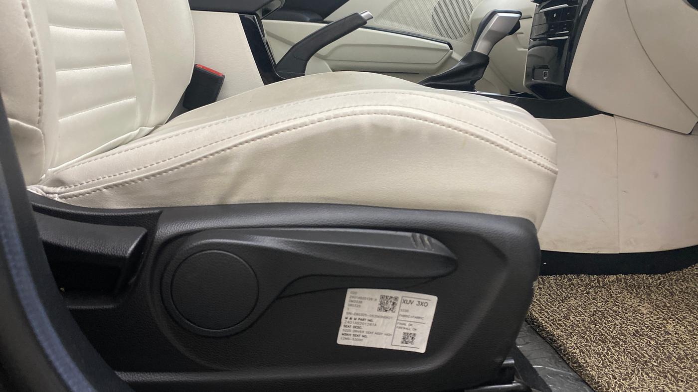 2025 Mahindra XUV 3XO AX5 1.2 L TCMPFI AT, Petrol, Automatic, 13,681 km, Driver Side Adjustment Panel