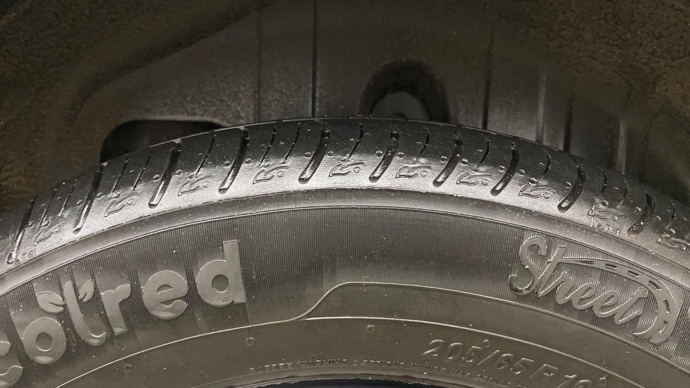 2025 Mahindra XUV 3XO AX5 1.2 L TCMPFI AT, Petrol, Automatic, 13,681 km, Left Rear Tyre Tread