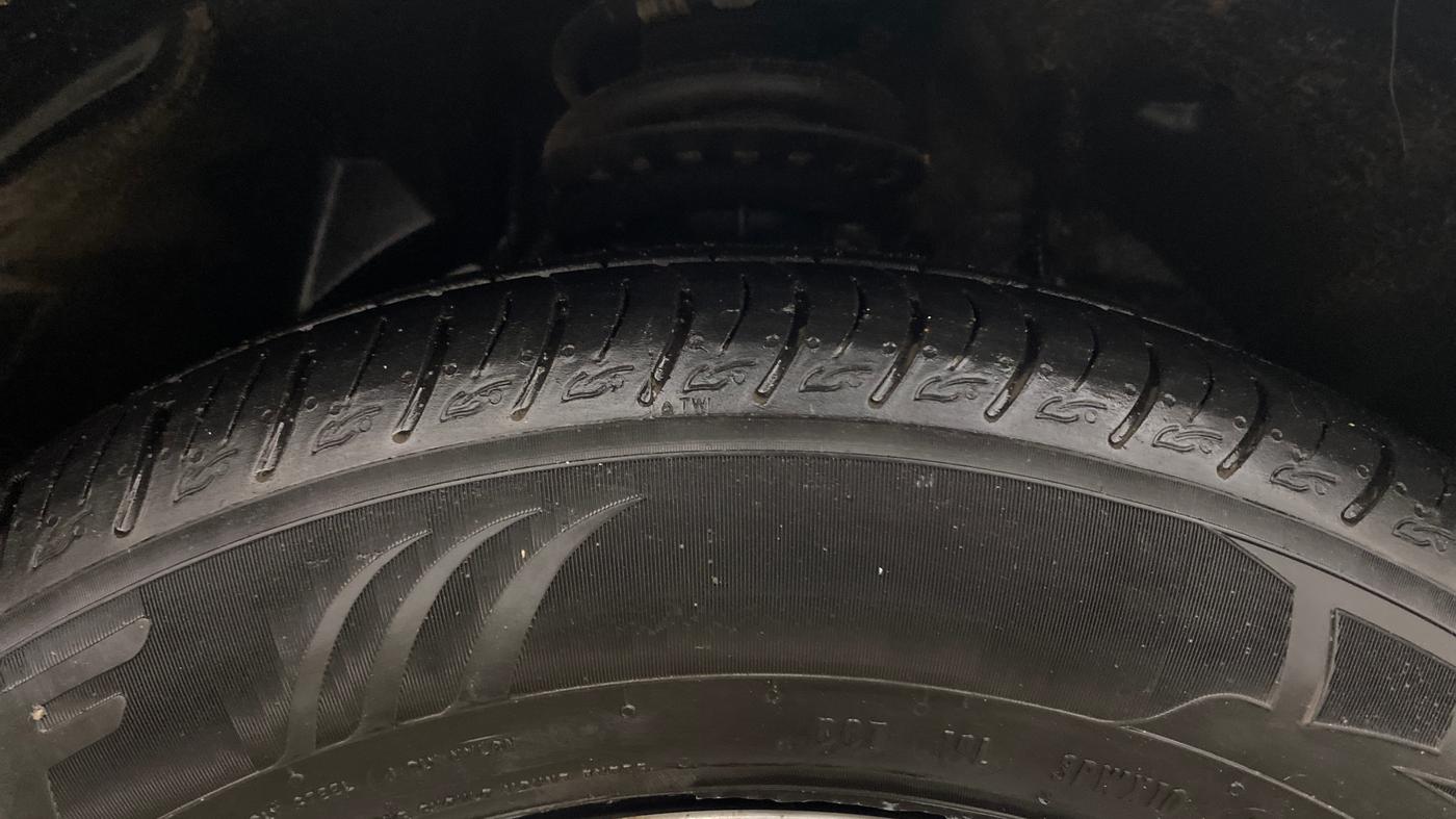 2025 Mahindra XUV 3XO AX5 1.2 L TCMPFI AT, Petrol, Automatic, 13,681 km, Right Front Tyre Tread