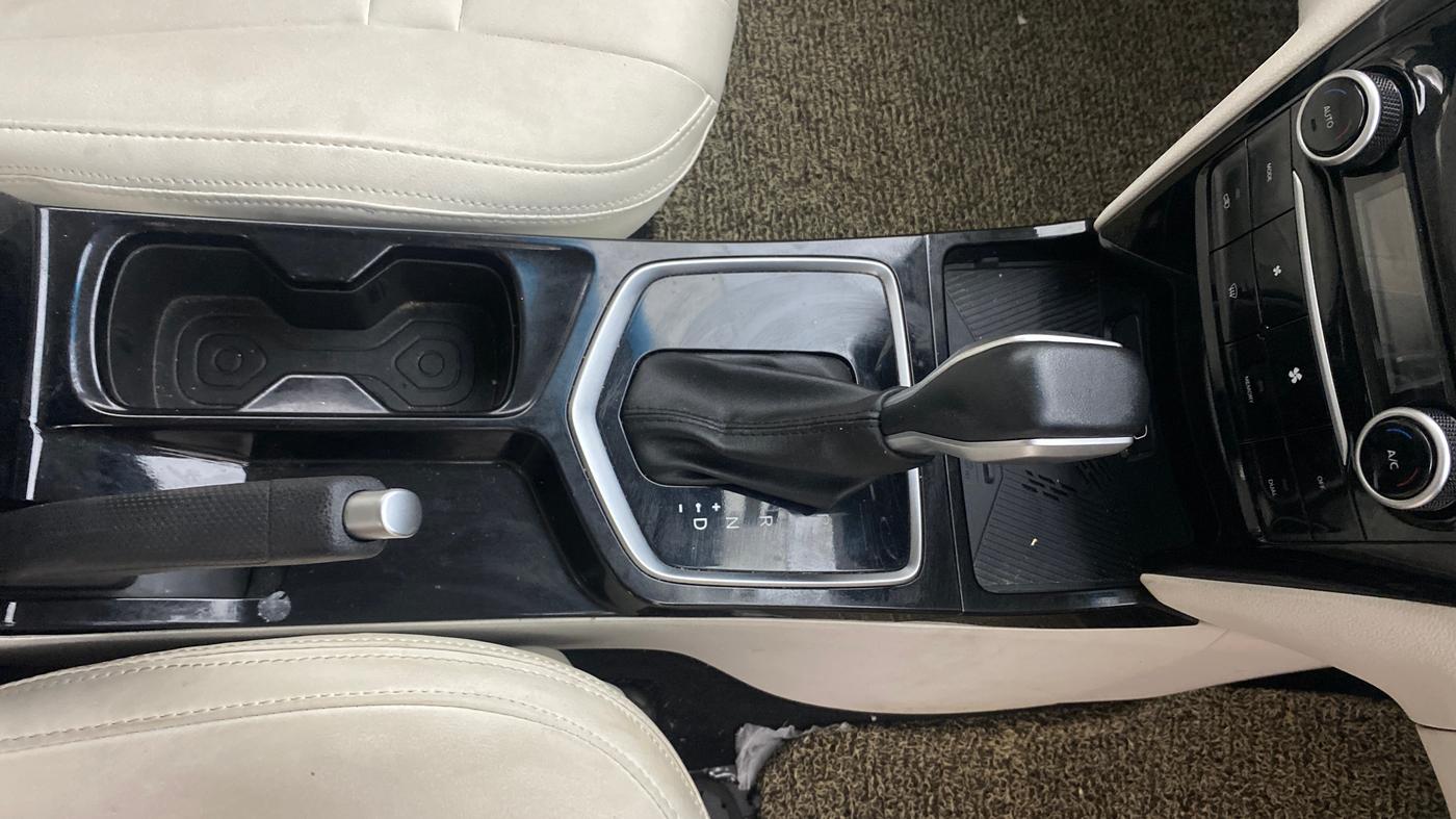 2025 Mahindra XUV 3XO AX5 1.2 L TCMPFI AT, Petrol, Automatic, 13,681 km, Gear Lever