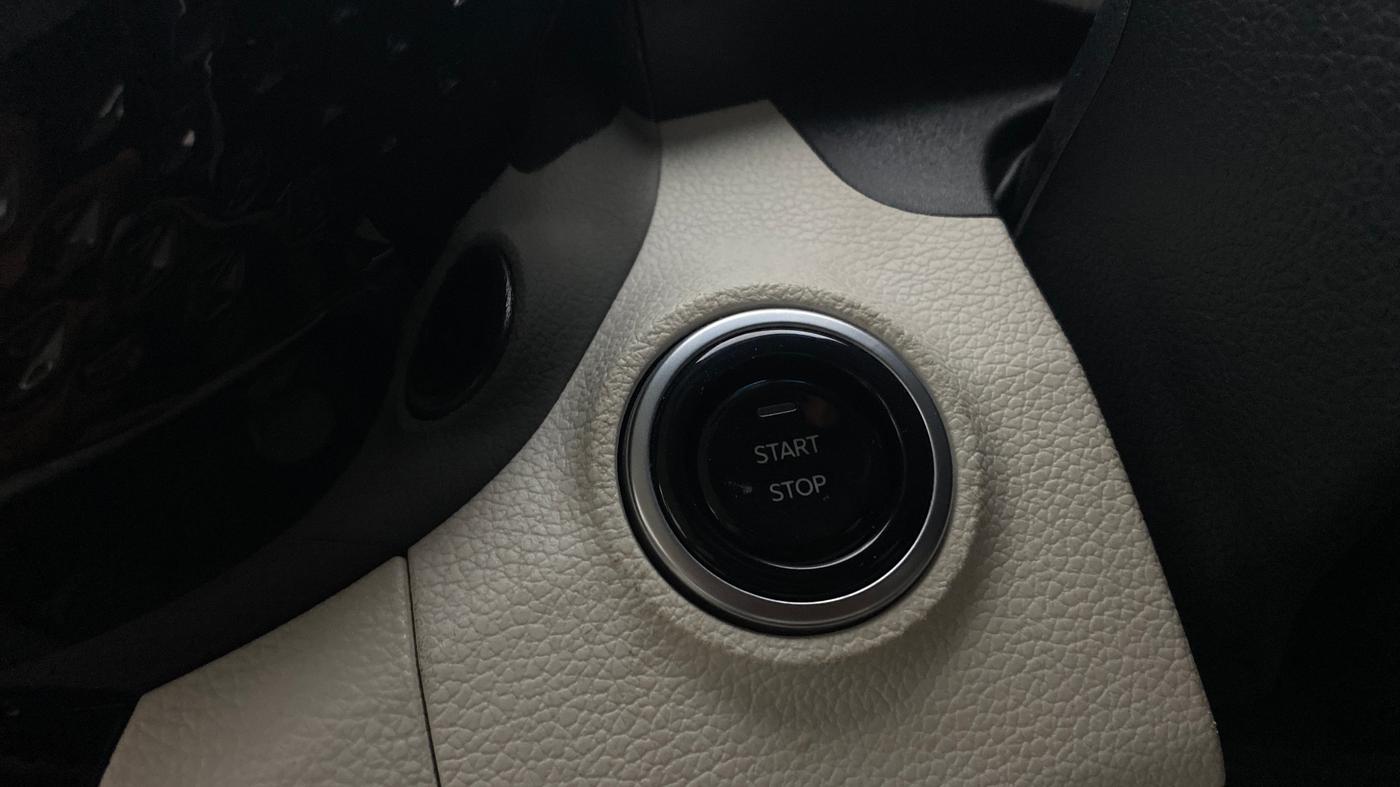 2025 Mahindra XUV 3XO AX5 1.2 L TCMPFI AT, Petrol, Automatic, 13,681 km, Keyless Start/ Stop Button