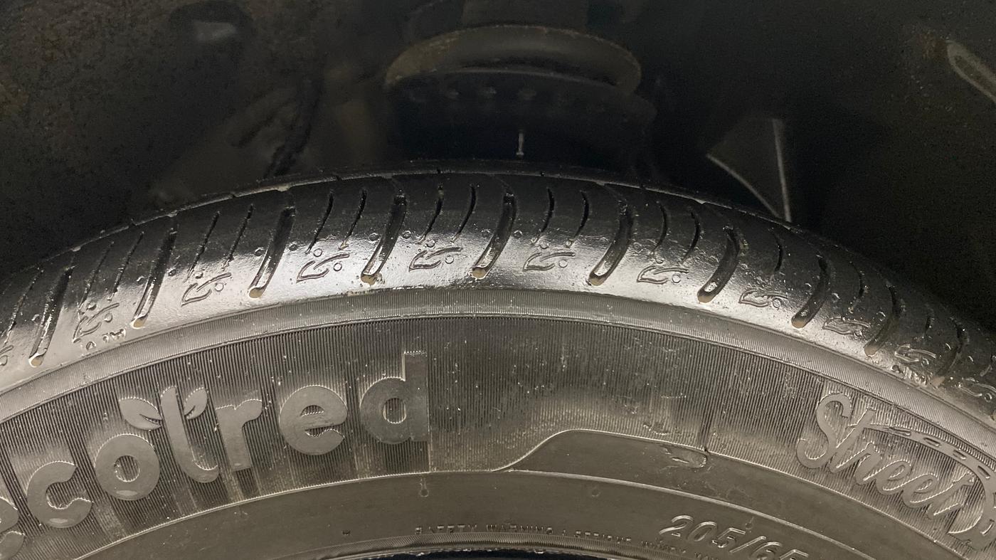 2025 Mahindra XUV 3XO AX5 1.2 L TCMPFI AT, Petrol, Automatic, 13,681 km, Left Front Tyre Tread