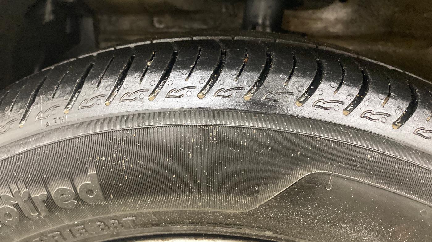 2014 Maruti Ertiga ZDI, Diesel, Manual, 1,31,702 km, Left Front Tyre Tread