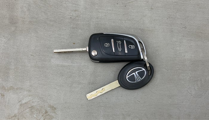 2023 Tata PUNCH PURE MT, Petrol, Manual, 24,828 km, Key Close Up