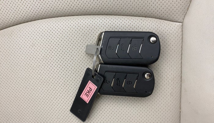 2023 Mahindra XUV300 W8 (O) 1.5 DIESEL AMT, Diesel, Automatic, 25,849 km, Key Close Up