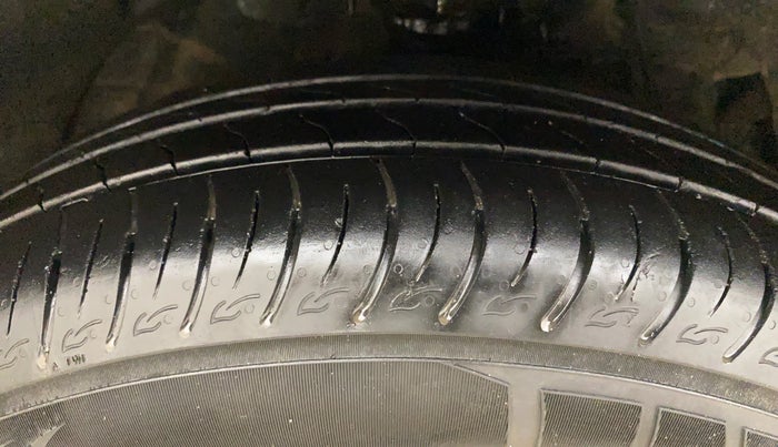 2023 Mahindra XUV300 W8 (O) 1.5 DIESEL AMT, Diesel, Automatic, 25,849 km, Right Front Tyre Tread