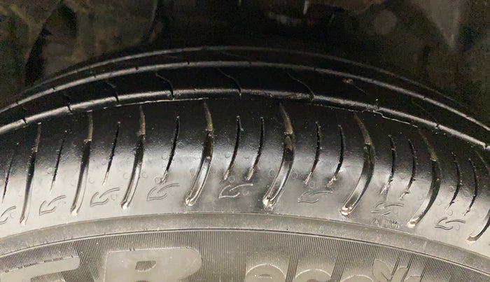 2023 Mahindra XUV300 W8 (O) 1.5 DIESEL AMT, Diesel, Automatic, 25,849 km, Left Front Tyre Tread