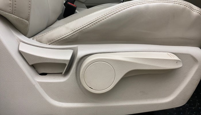 2023 Mahindra XUV300 W8 (O) 1.5 DIESEL AMT, Diesel, Automatic, 25,849 km, Driver Side Adjustment Panel