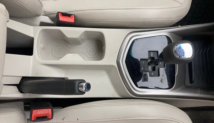 2023 Mahindra XUV300 W8 (O) 1.5 DIESEL AMT, Diesel, Automatic, 25,849 km, Gear Lever