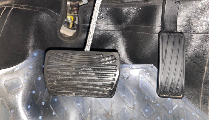 2023 Mahindra XUV300 W8 (O) 1.5 DIESEL AMT, Diesel, Automatic, 25,849 km, Pedals