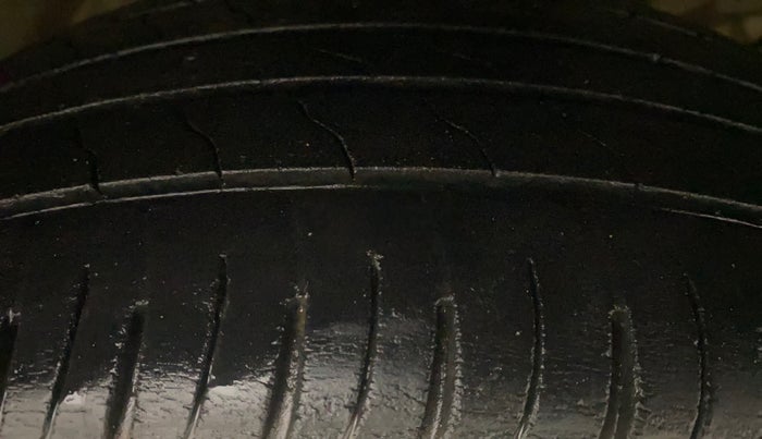 2017 Hyundai Creta S PLUS 1.4 DIESEL, Diesel, Manual, 1,30,442 km, Right Front Tyre Tread