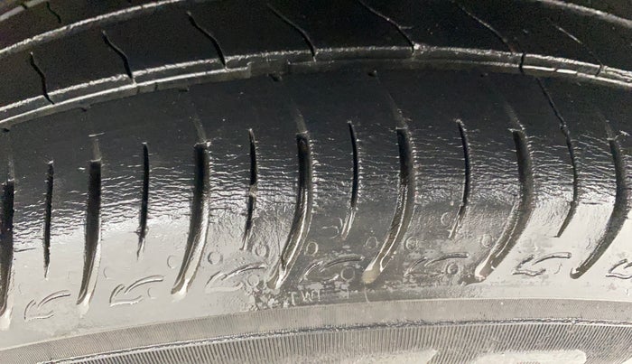 2020 Renault TRIBER RXZ AMT, Petrol, Automatic, 29,884 km, Left Rear Tyre Tread