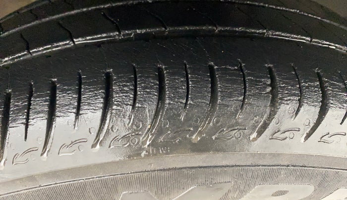 2020 Renault TRIBER RXZ AMT, Petrol, Automatic, 29,884 km, Right Front Tyre Tread