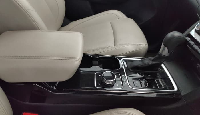 2024 Mahindra XUV700 AX 7 LUXURY D AT 7 STR, Diesel, Automatic, 52,611 km, Gear Lever