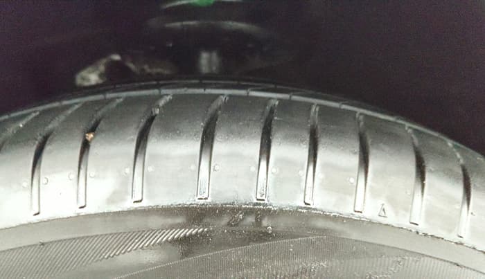 2024 Mahindra XUV700 AX 7 LUXURY D AT 7 STR, Diesel, Automatic, 52,611 km, Right Front Tyre Tread