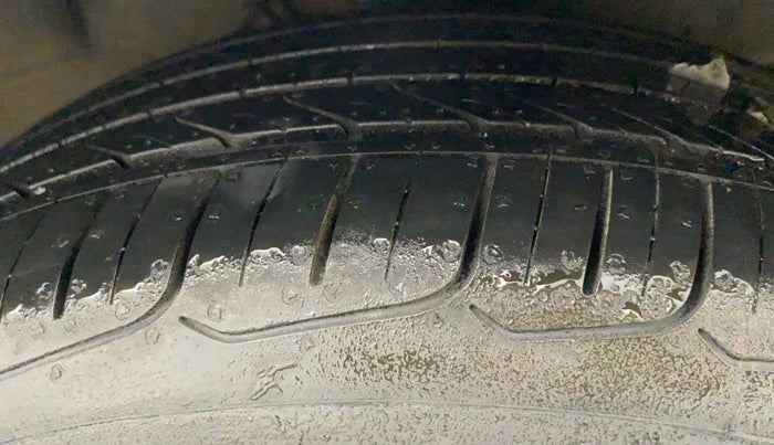 2014 Hyundai Verna FLUIDIC 1.6 VTVT SX AT, Petrol, Automatic, 55,030 km, Right Front Tyre Tread