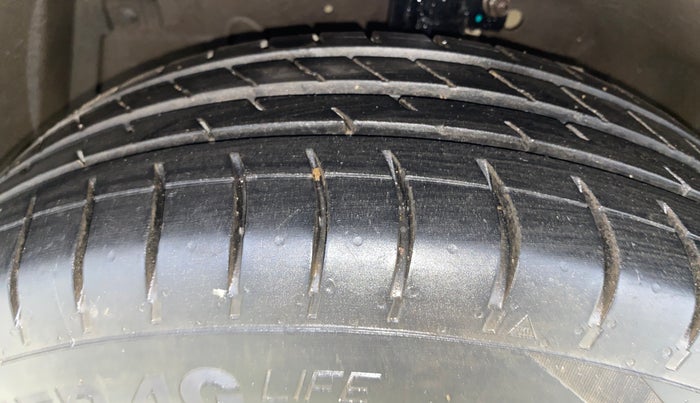 2015 Maruti Ertiga VXI CNG, CNG, Manual, 1,21,416 km, Left Front Tyre Tread