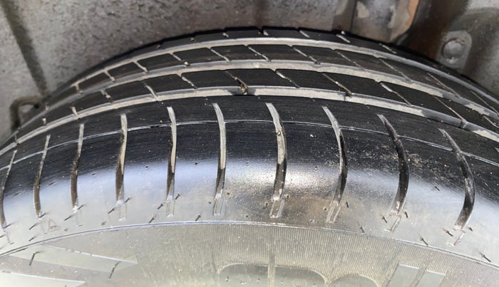 2015 Maruti Ertiga VXI CNG, CNG, Manual, 1,21,416 km, Left Rear Tyre Tread