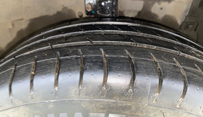 2015 Maruti Ertiga VXI CNG, CNG, Manual, 1,21,416 km, Right Front Tyre Tread