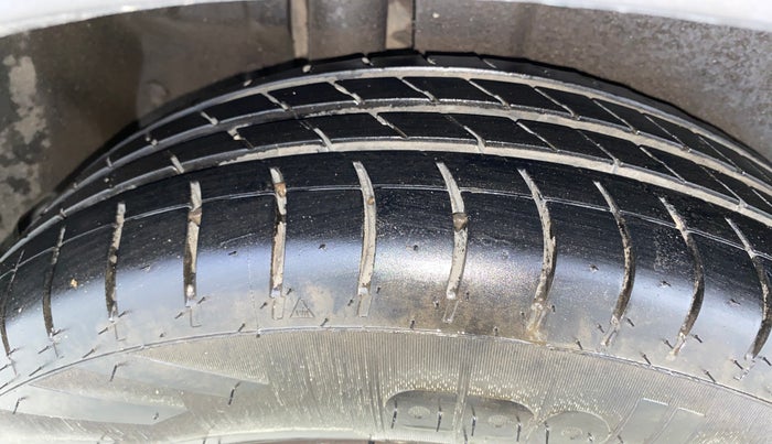 2015 Maruti Ertiga VXI CNG, CNG, Manual, 1,21,416 km, Right Rear Tyre Tread