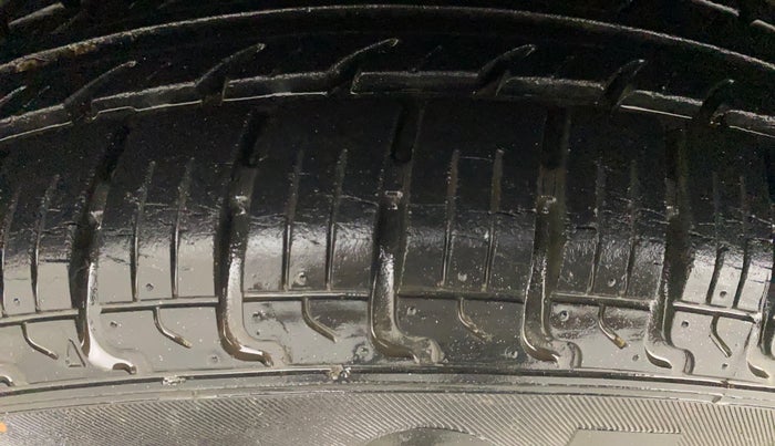2016 Maruti Swift VXI, Petrol, Manual, 18,988 km, Left Front Tyre Tread