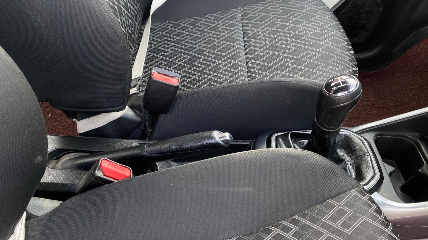 2024 Maruti IGNIS ALPHA 1.2, Petrol, Manual, 21,684 km, Gear Lever