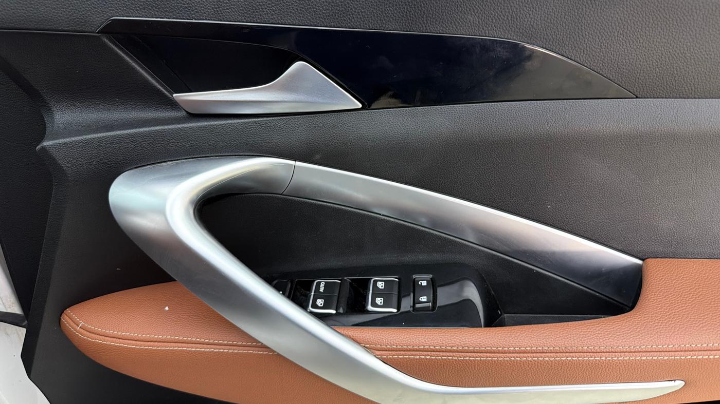 2023 MG HECTOR PLUS SHARP 1.5 PETROL TURBO CVT 6-STR, Petrol, Automatic, 25,994 km, Driver Side Door Panels Control
