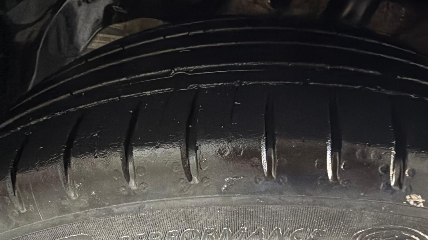2023 MG HECTOR PLUS SHARP 1.5 PETROL TURBO CVT 6-STR, Petrol, Automatic, 25,994 km, Left Front Tyre Tread