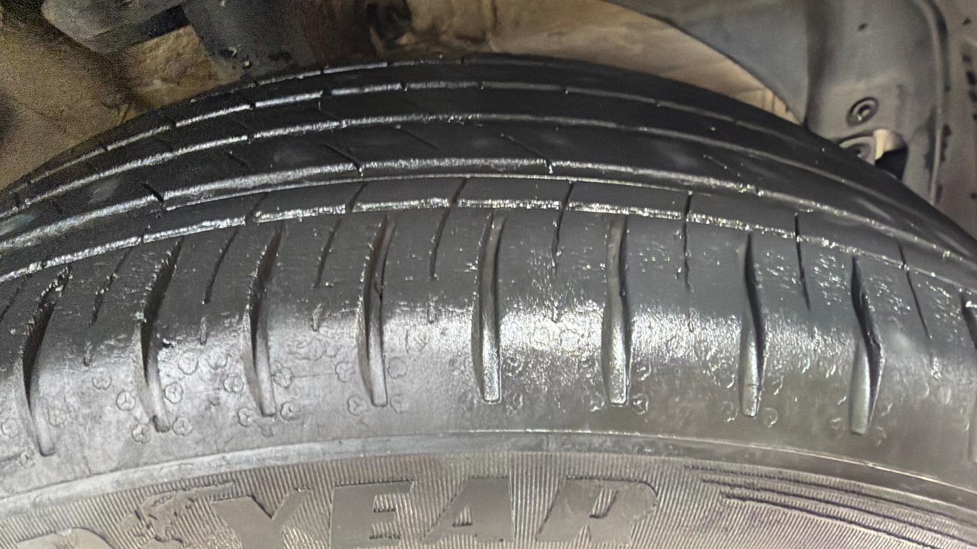 2023 MG HECTOR PLUS SHARP 1.5 PETROL TURBO CVT 6-STR, Petrol, Automatic, 25,994 km, Right Front Tyre Tread