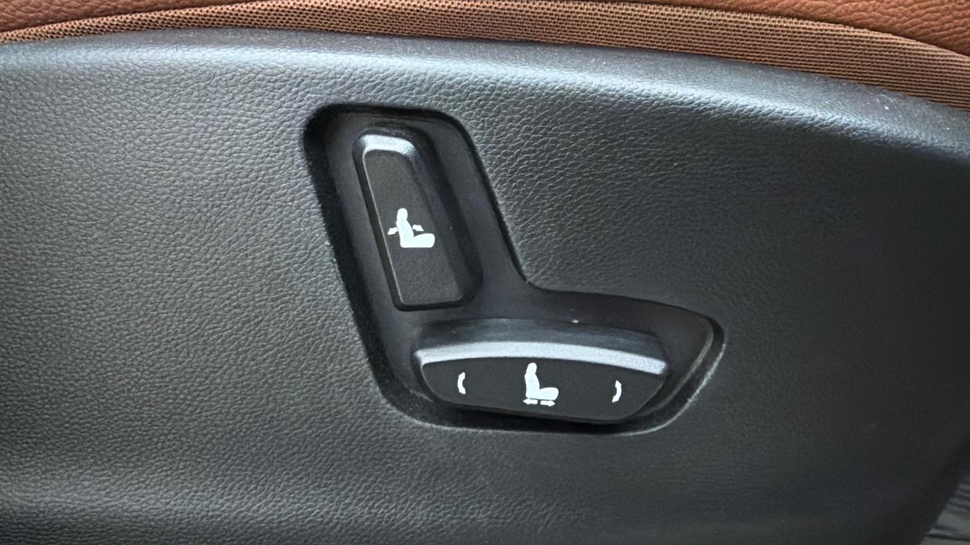 2023 MG HECTOR PLUS SHARP 1.5 PETROL TURBO CVT 6-STR, Petrol, Automatic, 25,994 km, Driver Side Adjustment Panel