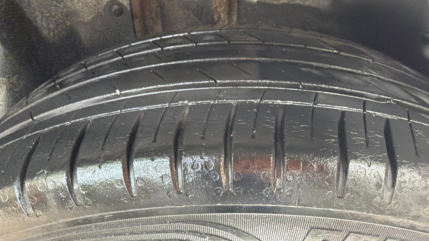 2023 MG HECTOR PLUS SHARP 1.5 PETROL TURBO CVT 6-STR, Petrol, Automatic, 25,994 km, Right Rear Tyre Tread