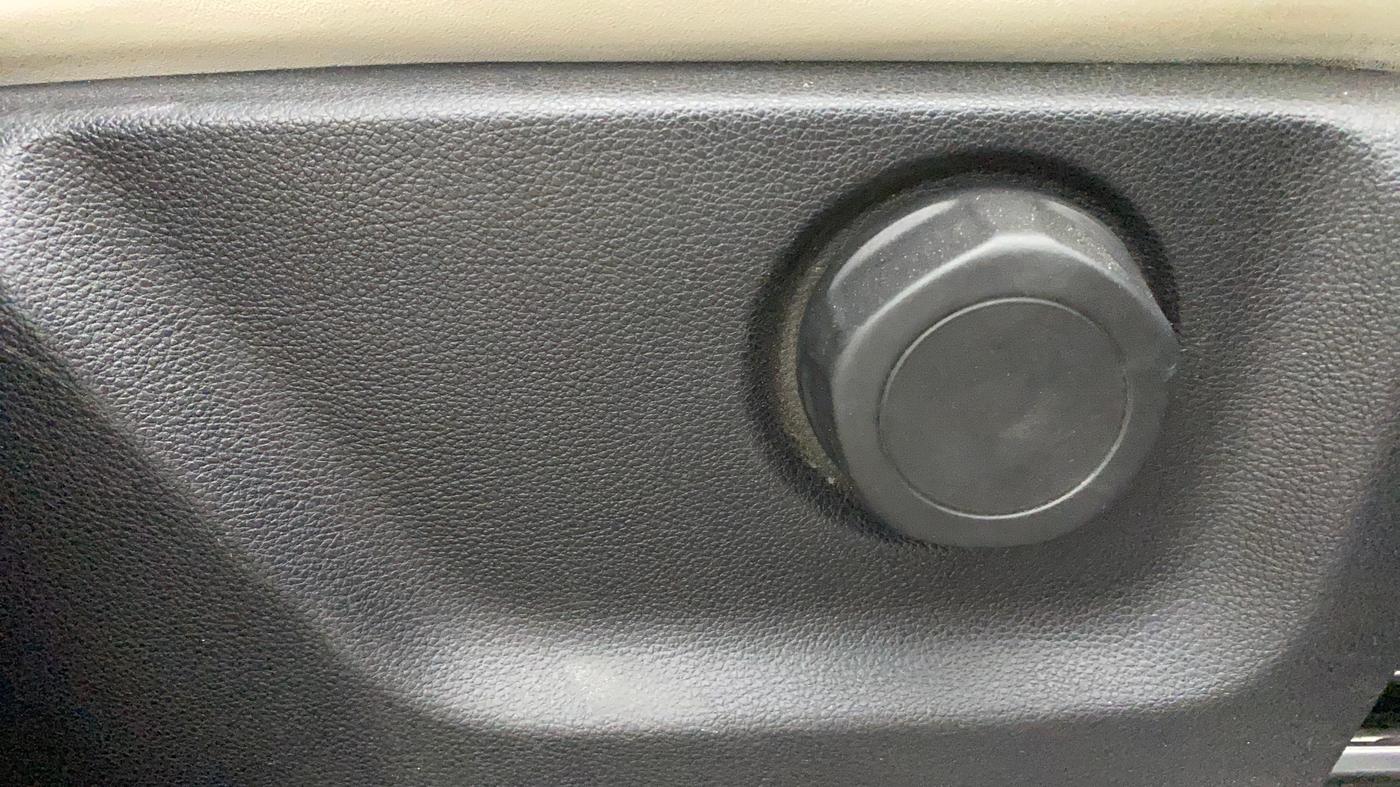 2023 Mahindra XUV700 AX 7 LUXURY P AT 7 STR, Petrol, Automatic, 60,165 km, Driver Side Adjustment Panel