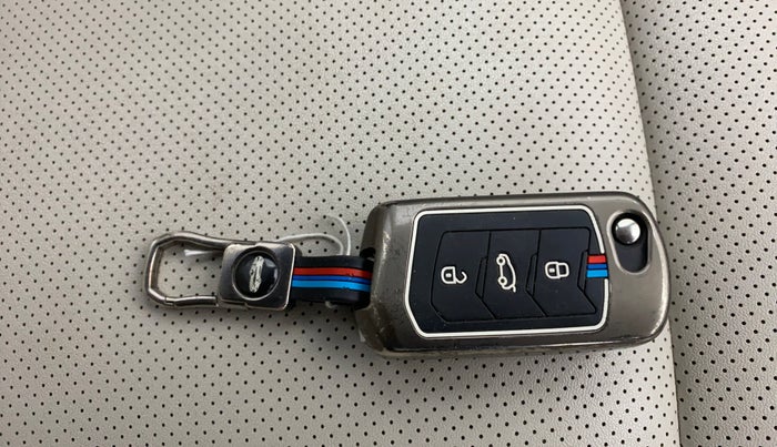 2023 Mahindra XUV700 AX 7 LUXURY P AT 7 STR, Petrol, Automatic, 60,165 km, Key Close Up