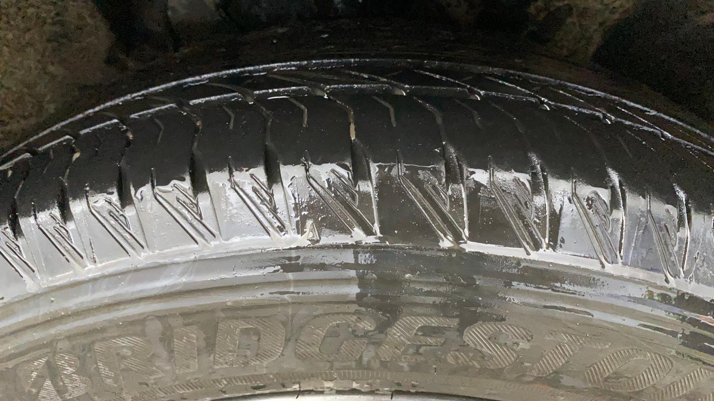 2023 Mahindra XUV700 AX 7 LUXURY P AT 7 STR, Petrol, Automatic, 60,165 km, Right Front Tyre Tread