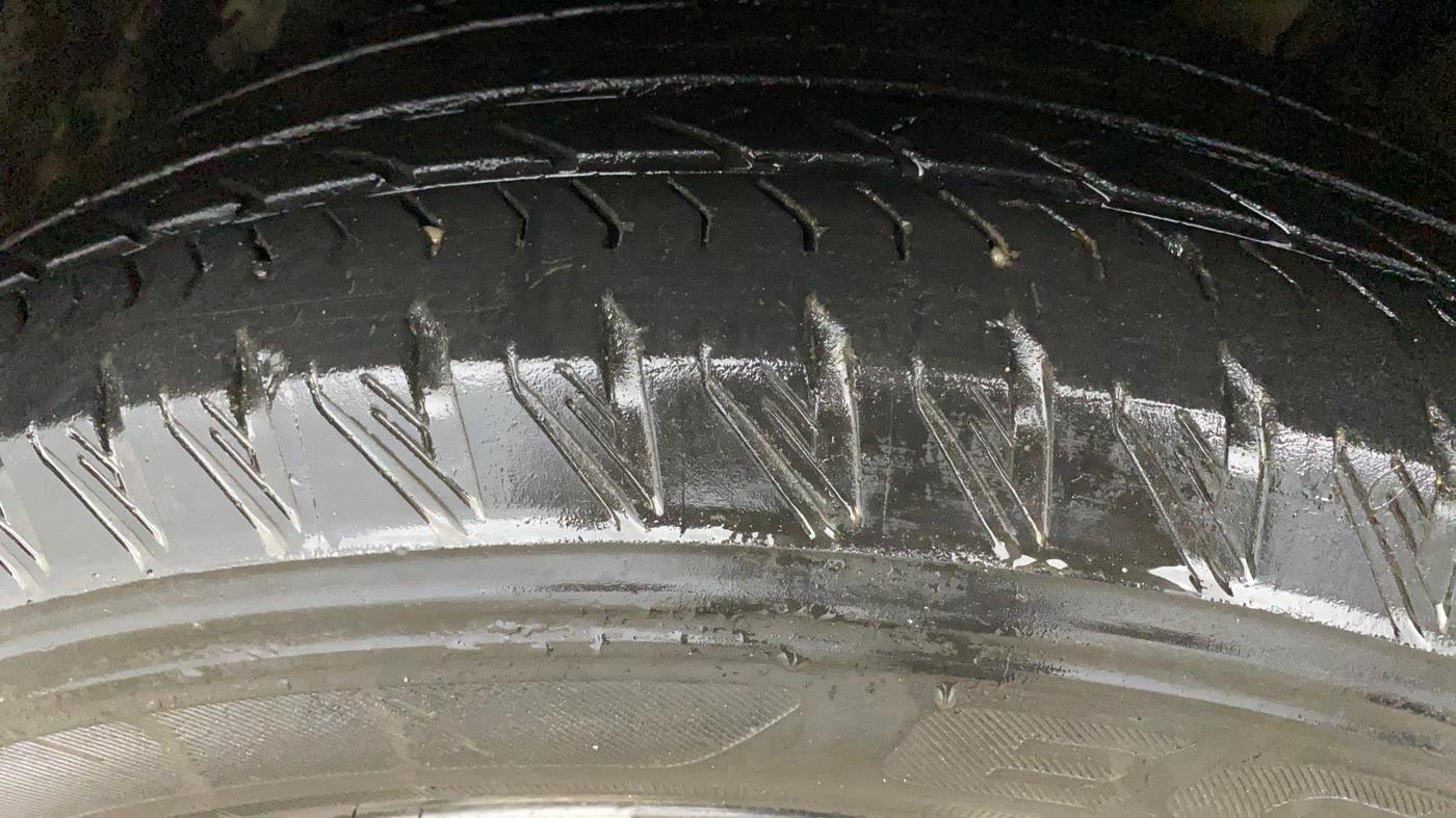 2023 Mahindra XUV700 AX 7 LUXURY P AT 7 STR, Petrol, Automatic, 60,165 km, Left Front Tyre Tread