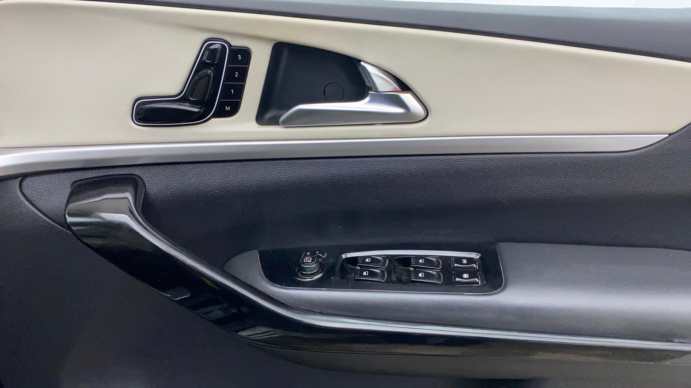 2023 Mahindra XUV700 AX 7 LUXURY P AT 7 STR, Petrol, Automatic, 60,165 km, Driver Side Door Panels Control