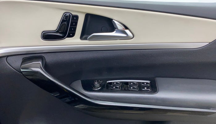 2023 Mahindra XUV700 AX 7 LUXURY P AT 7 STR, Petrol, Automatic, 60,165 km, Driver Side Door Panels Control