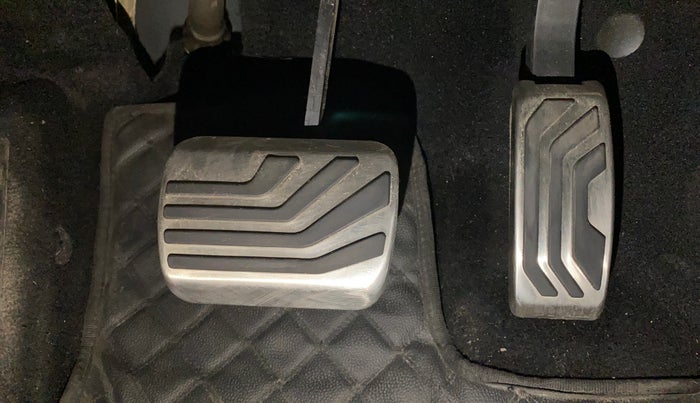 2023 Mahindra XUV700 AX 7 LUXURY P AT 7 STR, Petrol, Automatic, 60,165 km, Pedals